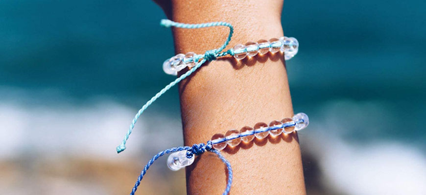 4ocean bracelets for a beach outfit
