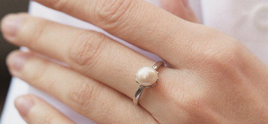Pearl gemstone ring