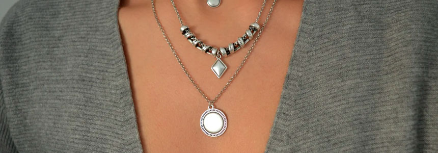 layered necklace how to wear