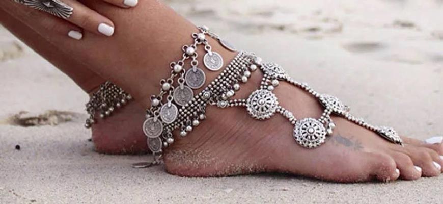 Which Ankle to Wear an Ankle Bracelet On – Jewelers Touch