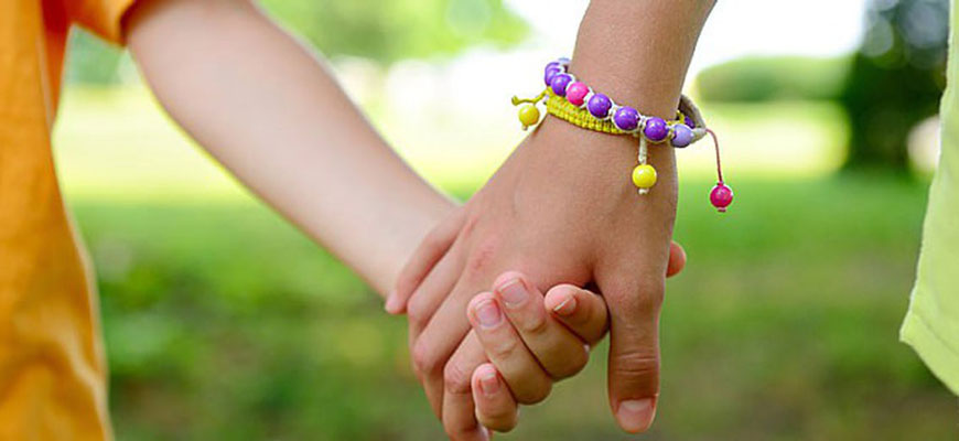 kids with friendship bracelets