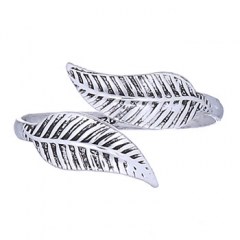 Antiqued 925 Silver Toe Ring Softly Curved Leaves by BeYindi 