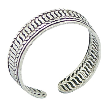 Antiqued ribbed silver toe ring 